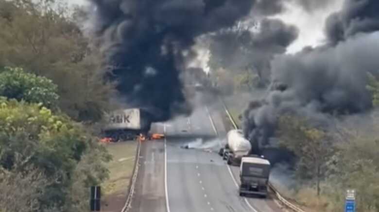 Acidente com carretas bloqueia BR-163 e provoca mais um incêndio em rodovia