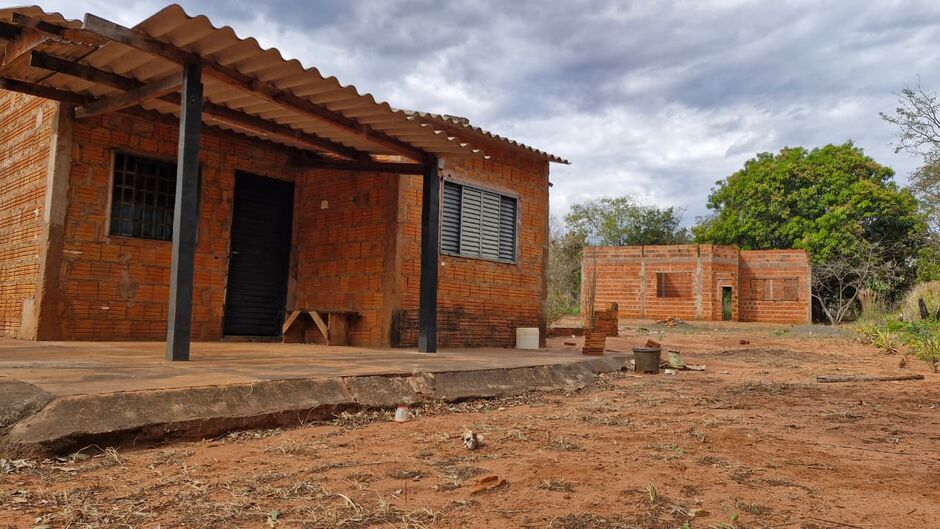 Vítima de estupro, jovem sofre aborto e enterra feto no quintal de casa em MS