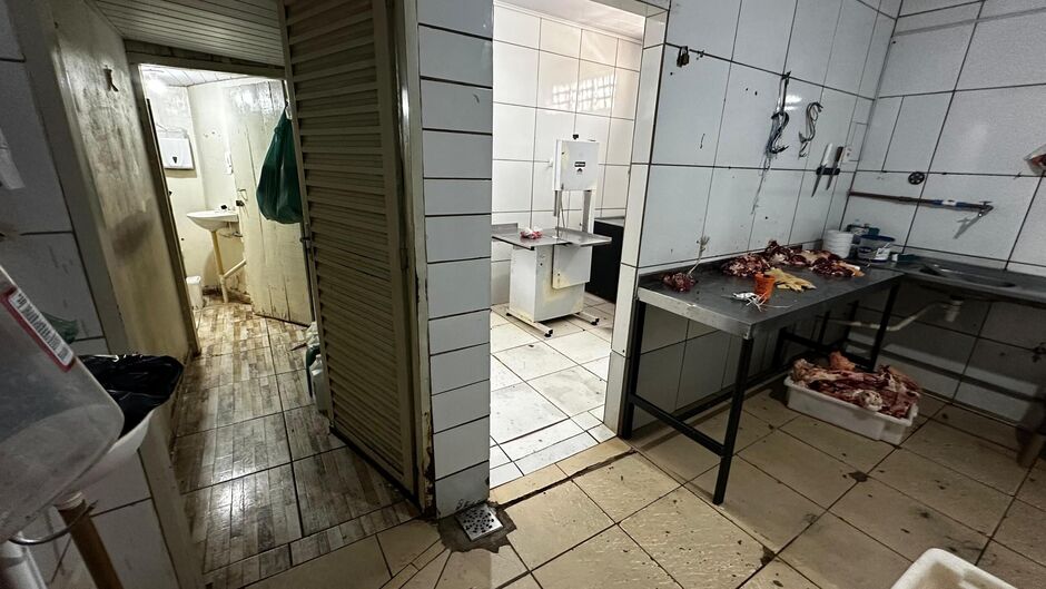 Dona de açougue é presa por vender carne estragada na Capital