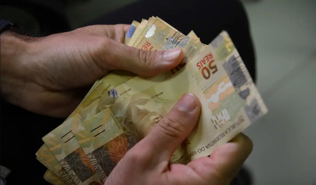 Governo Lula propõe salário mínimo de R$ 1.631 para 2026