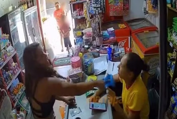 Mulher surta após filho gastar R$ 10 sem autorização e dá chinelada na cara de atendente