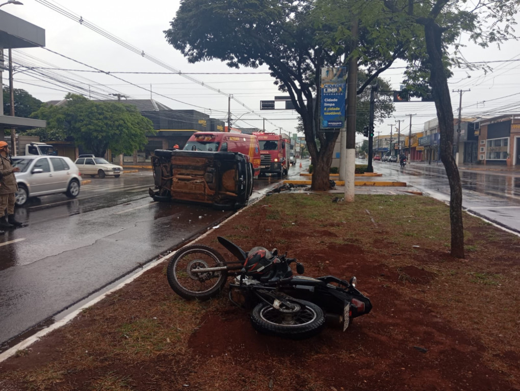Motociclista fica gravemente ferida após colisão com carro de aplicativo em Dourados