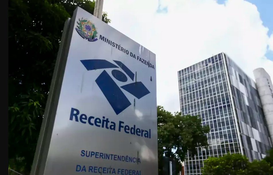 Leilão da Receita Federal tem iPhone por R$ 800 e pneus a R$ 30