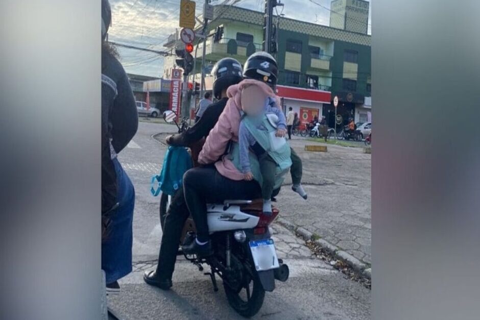 Casal faz bebê de 'mochila' em garupa de moto e cena causa revolta na web