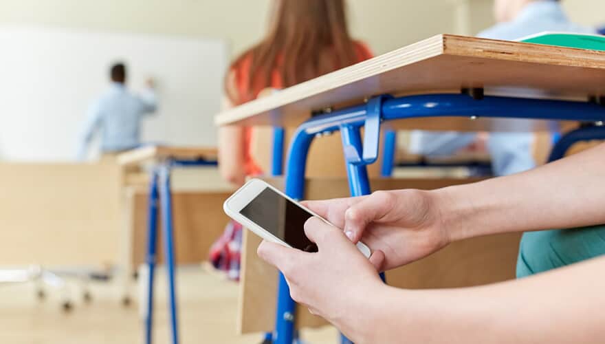 Pesquisa mostra avanço em salas de aula com proibição de celulares