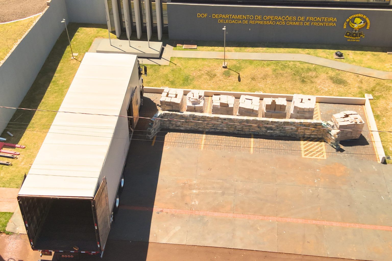 DOF apreende caminhão com 2,6 toneladas de maconha em meio a carga de silagem