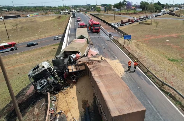 Caminhoneiro morre carbonizado após acidente entre carretas na BR-163 