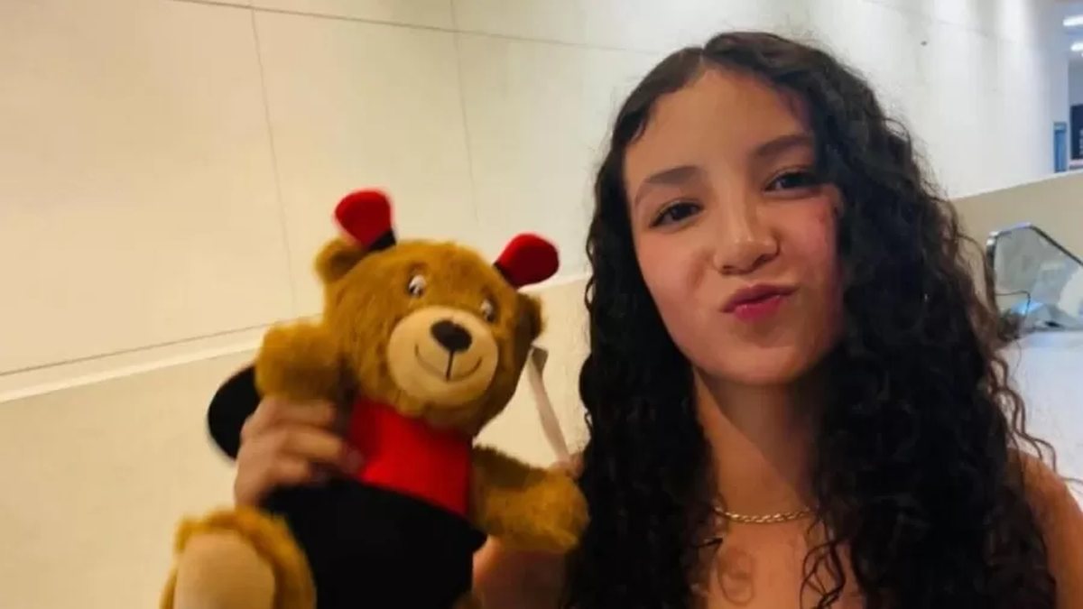 Menina de 14 anos morre após colocar silicone escondida do pai; cirurgião é atual namorado da mãe