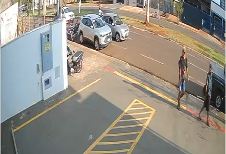 Dupla furta motocicleta após vítima esquecer chave no baú em Dourados