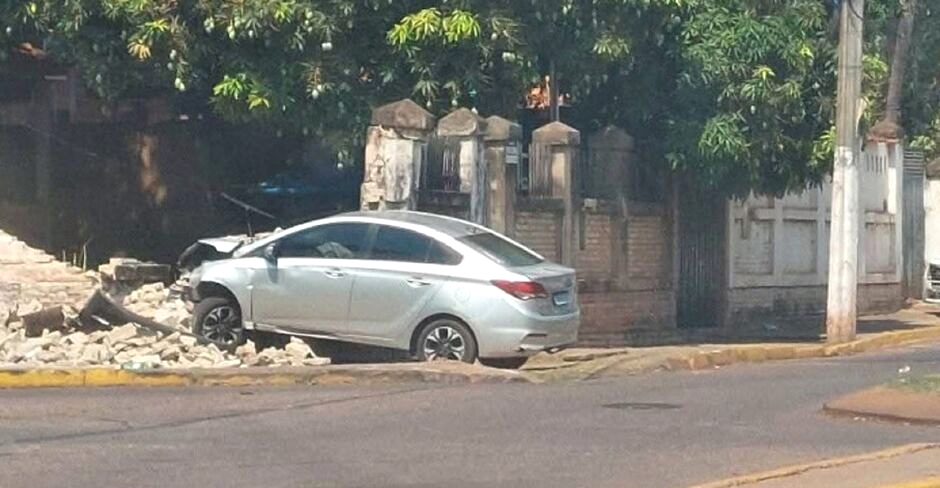 Sem CNH e embriagado, jovem de 18 anos derruba muro de residência em MS