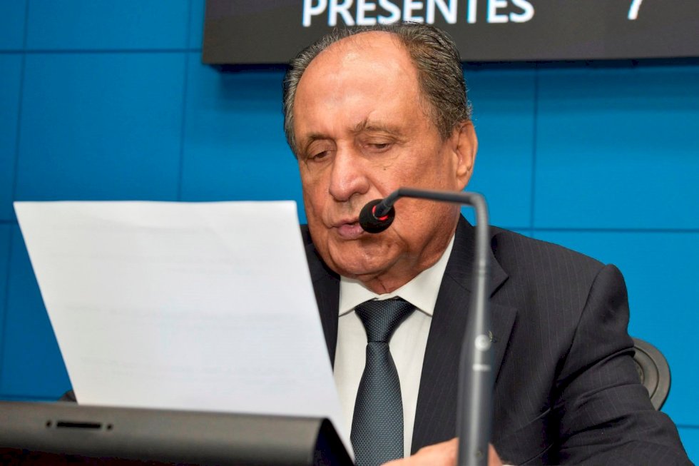 Zé Teixeira celebra Dia do Professor com homenagem a educador douradense