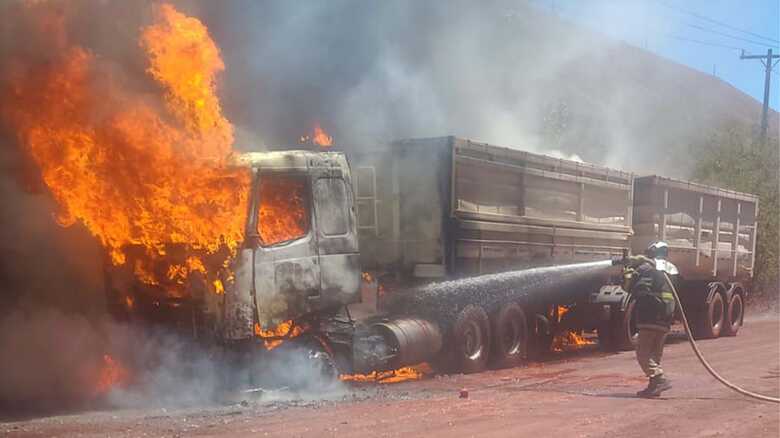Cabine de carreta é tomada por incêndio após falha mecânica em Corumbá 