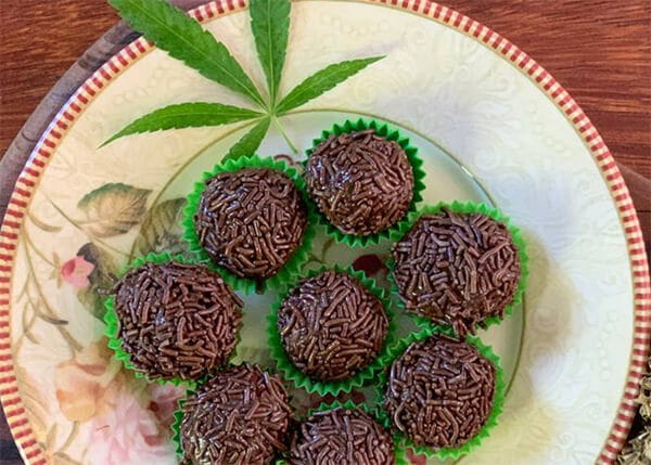 Bebê de 1 ano come brigadeiro com maconha da mãe e vai parar na UPA em MS