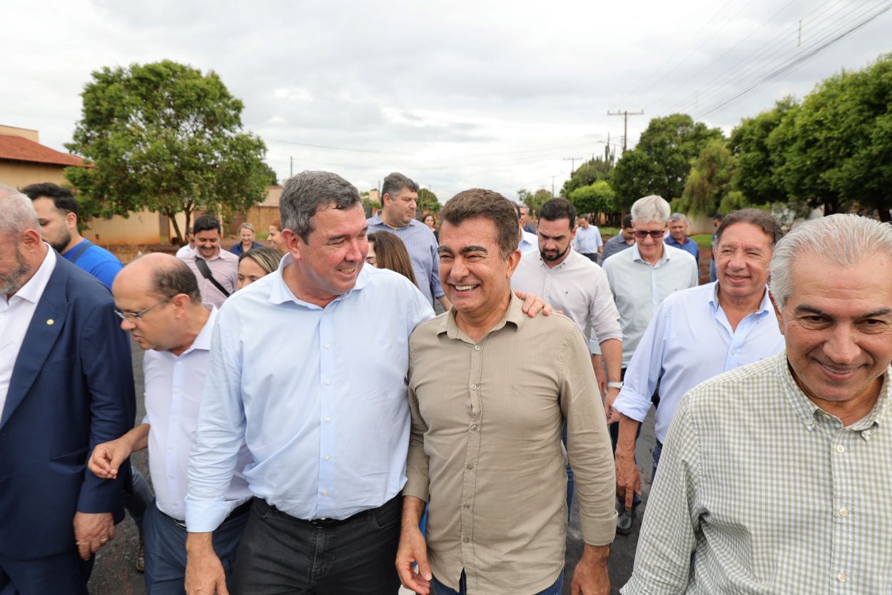 Riedel e Marçal Filho vistoriam obras de pavimentação no Jardim Guaicurus