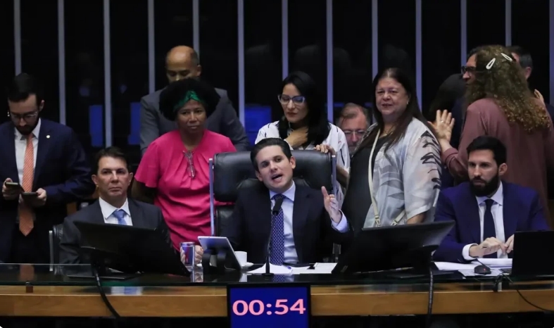 Câmara dos Deputados aprova licença menstrual de até 2 dias