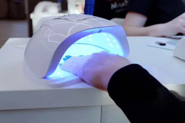 Anvisa proíbe produtos usados em esmaltação em gel por risco de câncer 