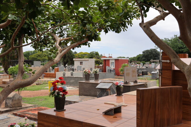 Cemitérios de Dourados recebem melhorias e movimentação antecipada para o Dia de Finados