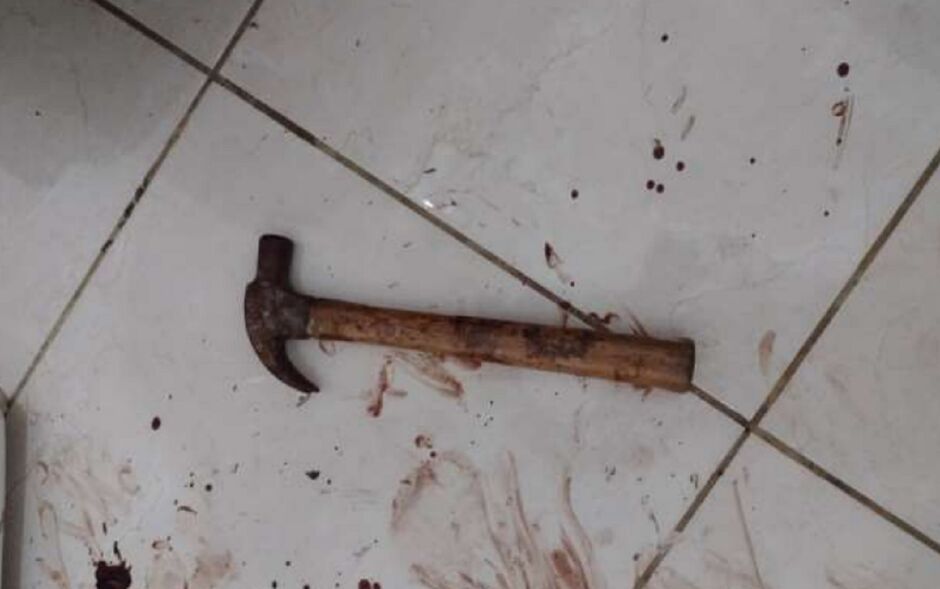 Mulher é agredida com golpes de martelo pelo companheiro em MS