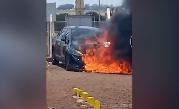 Dois carros são destruídos por incêndio em pátio da JBS em MS
