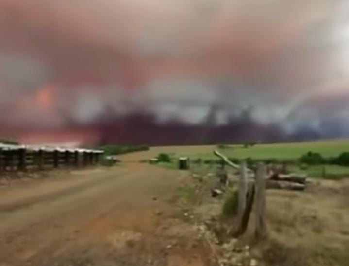 Céu alaranjado e nuvens densas chamam atenção em Cassilândia