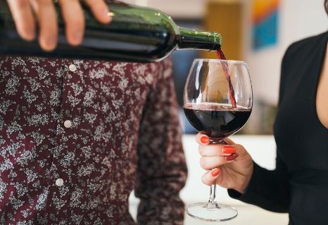 De acidente a crime: mulher é hospitalizada após ingerir vinho adulterado com soda cáustica