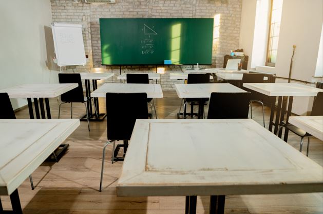 Professor é indiciado após enviar nudes e manter relações sexuais com alunos adolescentes