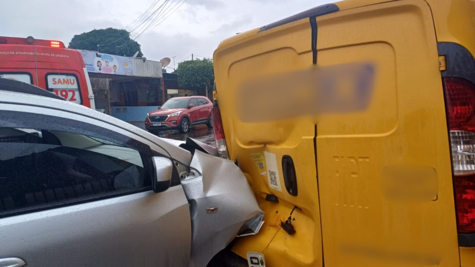 Colisão entre carro dos Correios e Spin deixa três feridos na capital nesta sexta-feira (14)