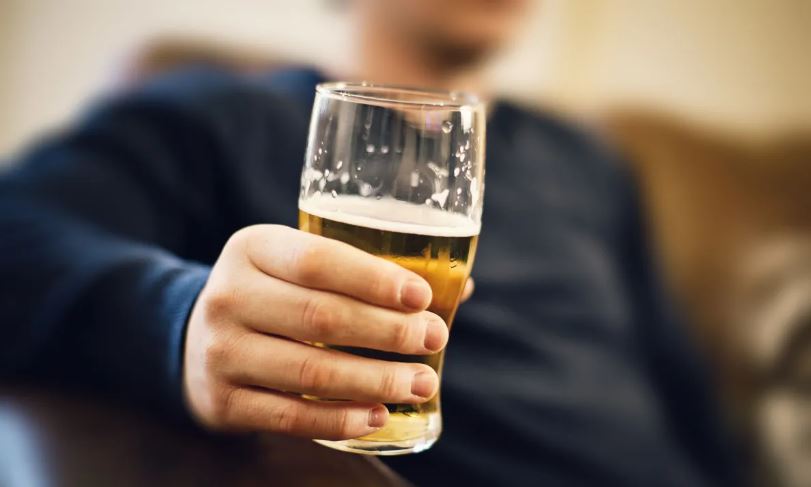 Nova molécula reduz compulsão por álcool em testes e anima pesquisadores 