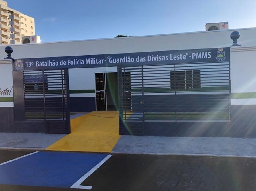 Homem invade batalhão da PM armado com faca em MS