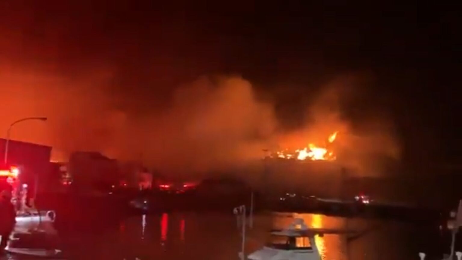 Incêndio devasta bairro no Japão e força retirada de 170 moradores