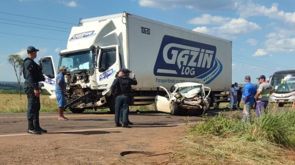 Jovem morre preso nas ferragens após colisão entre caminhão e carro em MS