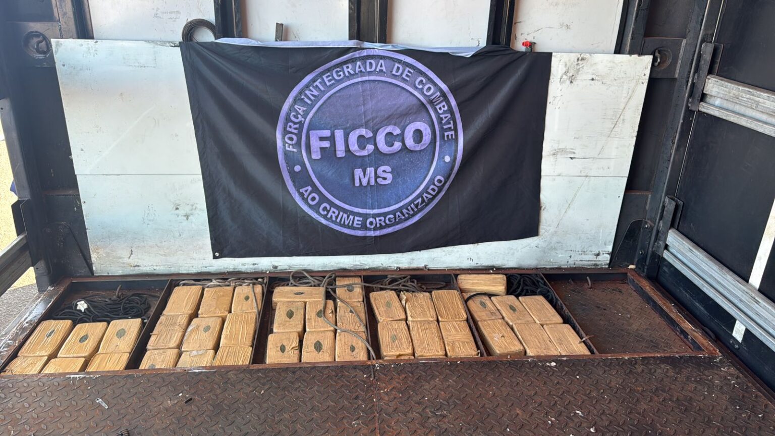 Caminhão com fundo falso e R$ 40 milhões em cocaína é apreendido na BR-060