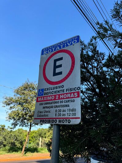 Vereador de Dourados pede fim de contrato de estacionamento rotativo e aponta falhas no acordo