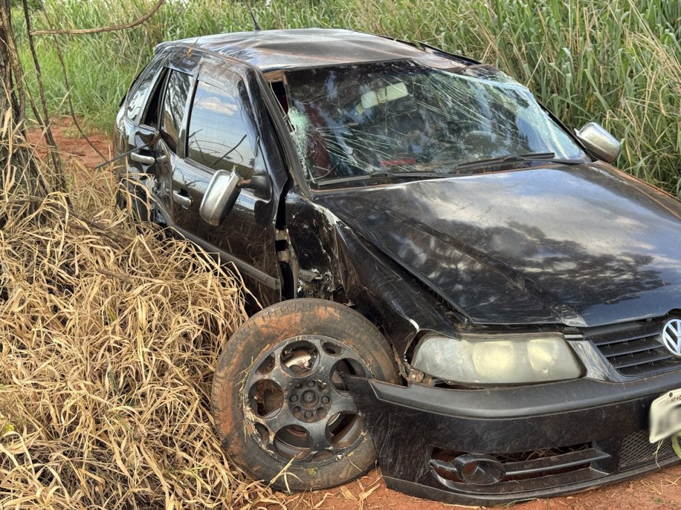 Gol sai da pista, atinge árvore e capota em rodovia de MS
