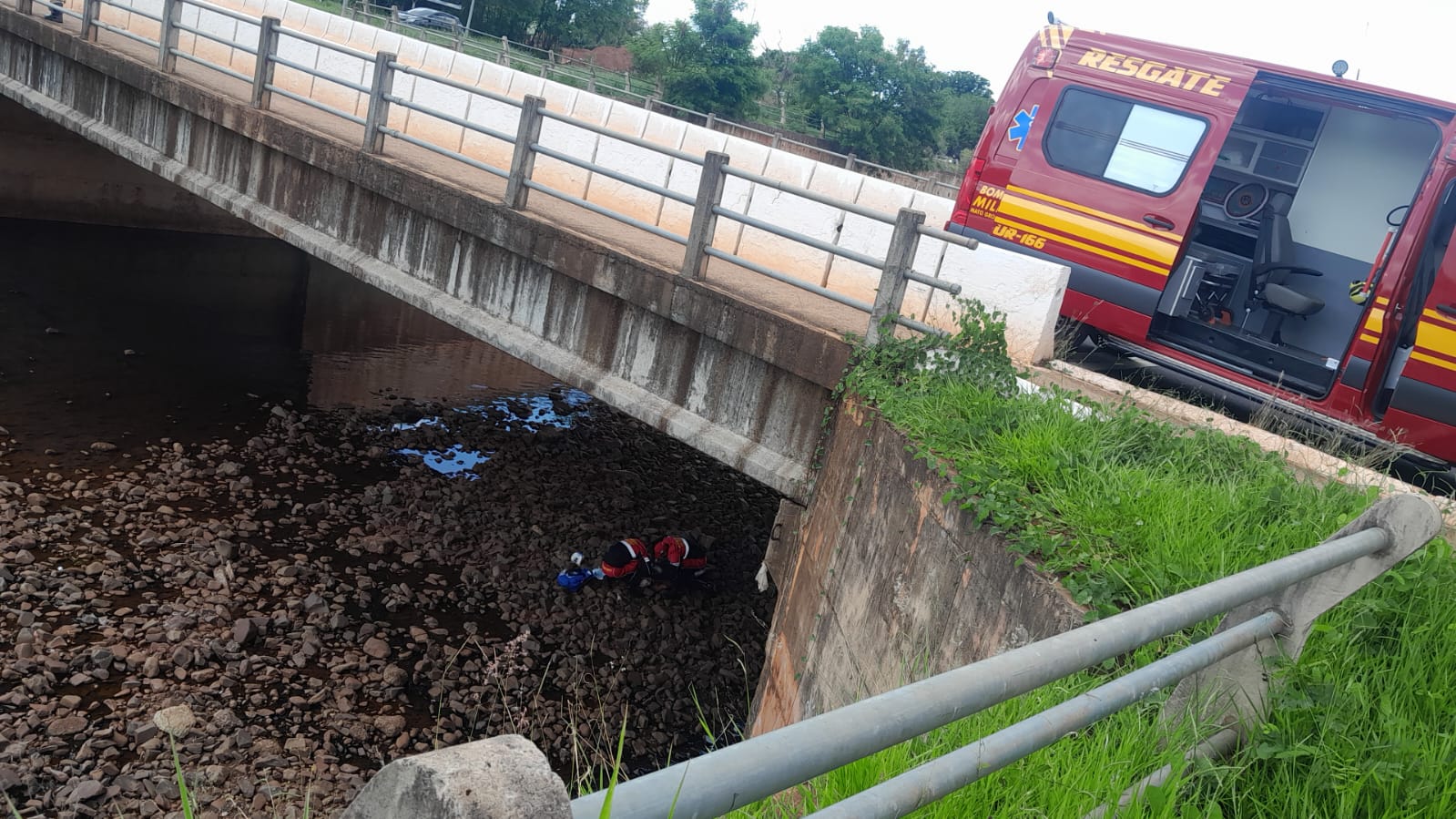 Homem se joga no Rio Anhanduí e sofre traumatismo craniano