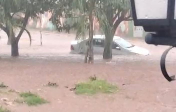 Temporal alaga bairros e desaloja famílias em Caarapó