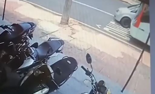 Ônibus arrasta carro no corredor da Rui Barbosa e deixa três feridos em Campo Grande