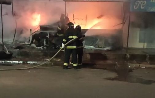 Incêndio destrói lojas na fronteira entre Ponta Porã e Pedro Juan