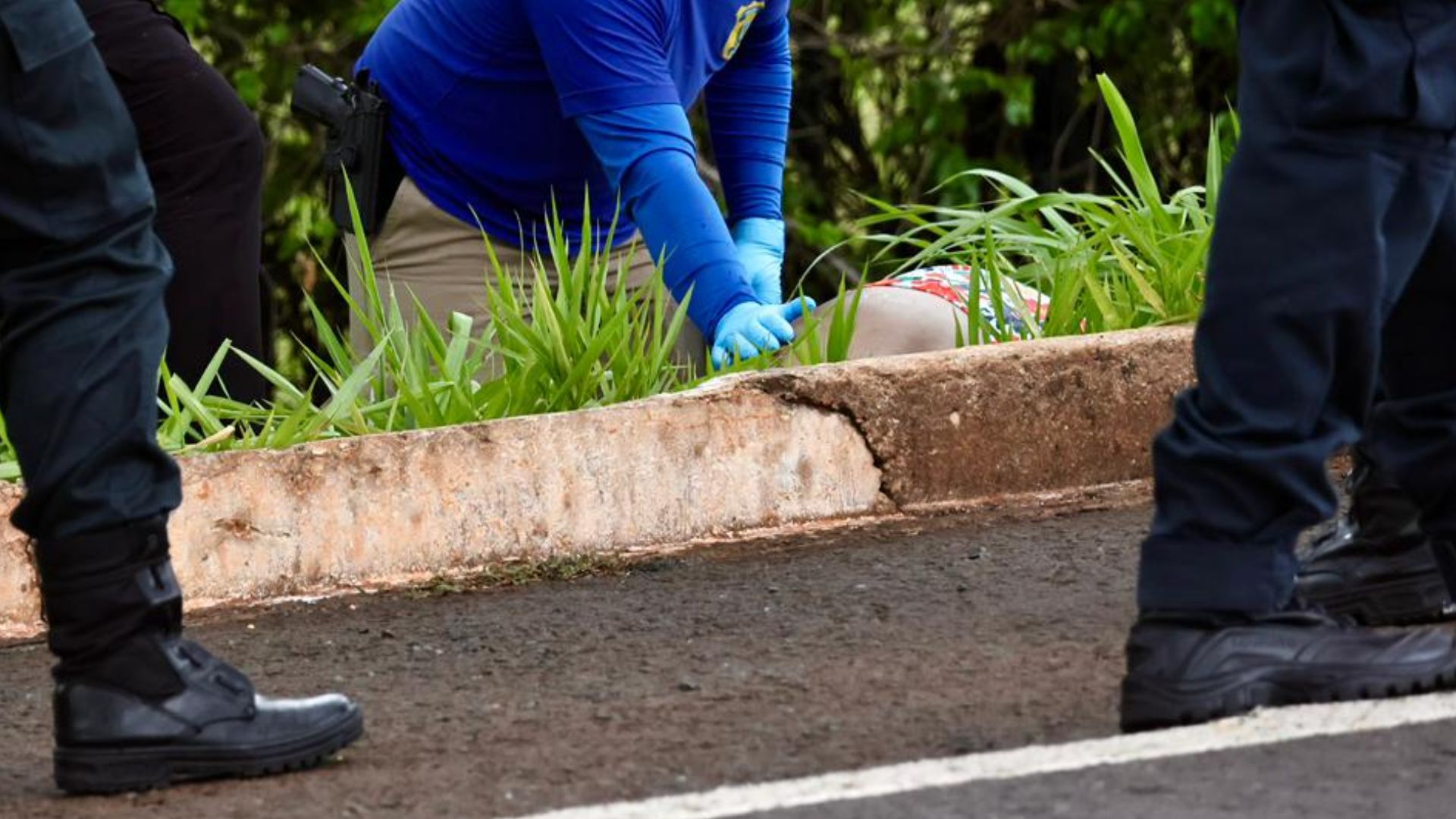 Mulher encontrada morta possui marcas de disparos na cabeça e ombros