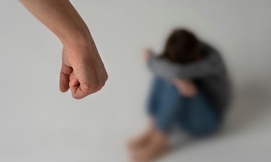 Homem é indiciado por tortura após arrancar parte da boca da companheira