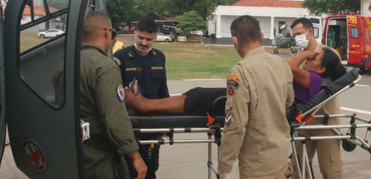Mulher é socorrida por helicóptero após ataque de cobra no Pantanal