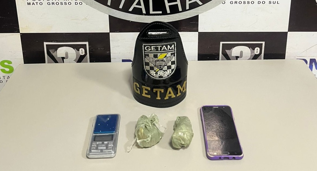 Dupla é detida com crack em residência suspeita na Vila Cachoeirinha