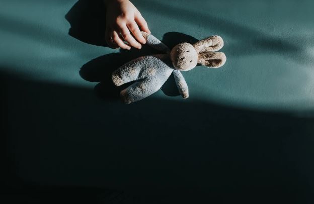 Idoso de 80 anos é preso por abusar de criança de sete anos