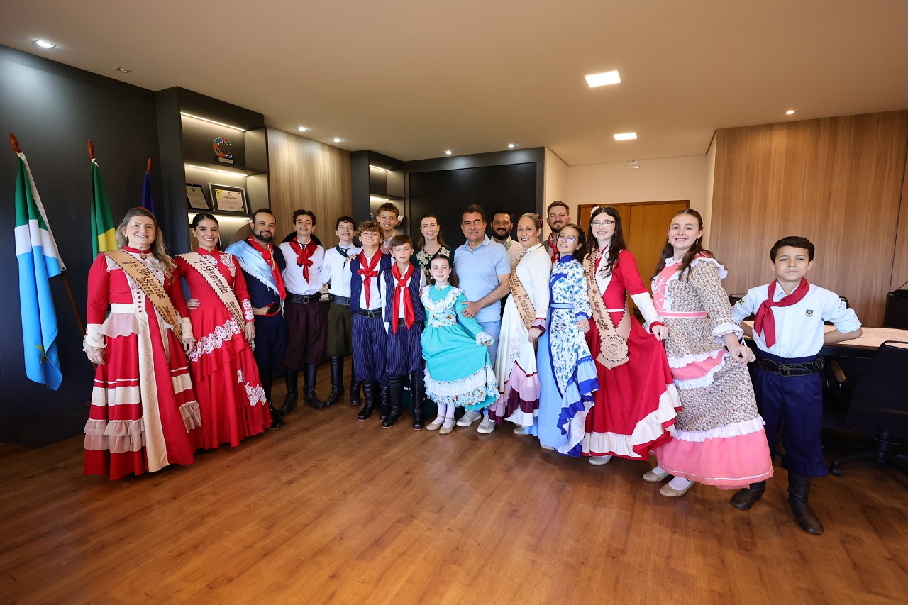 Prefeito recebe integrantes do CTG após destaque no Fegams e destaca conquistas