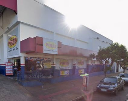 Homem encontrado morto em calçada de supermercado possuía marcas de facadas no abdômen e na cabeça 