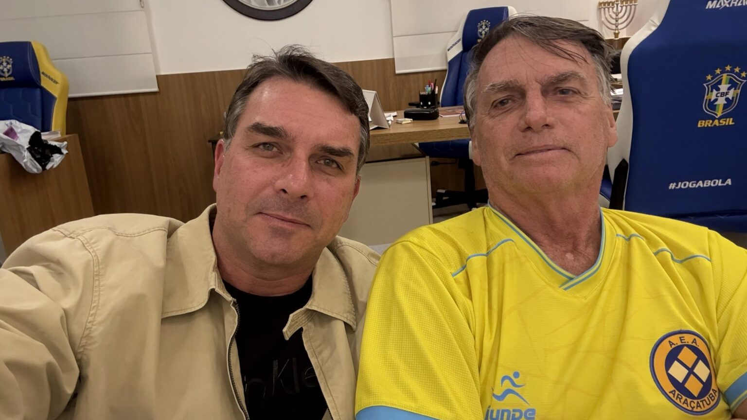 Jair Bolsonaro lança Flávio como pré-candidato à Presidência