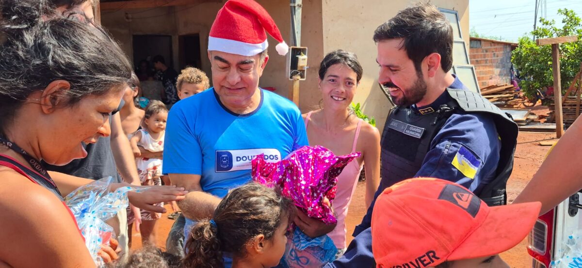 Guarda Municipal e prefeito entregam brinquedos da campanha 'Sorrisos de Natal'