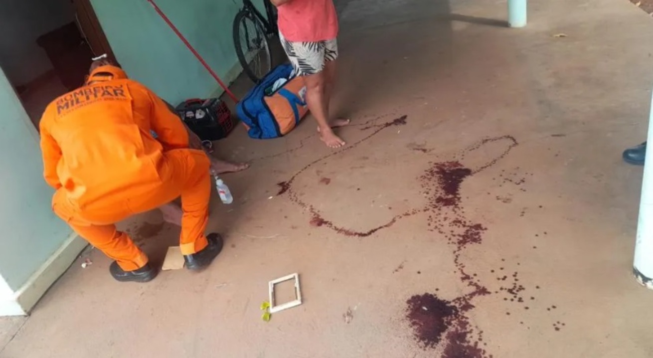 Adolescente agride o pai com garrafadas e foge