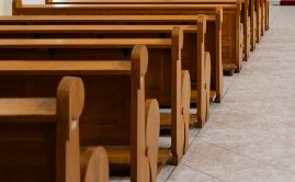 Jovem é esfaqueada e pede ajuda em Igreja, em Dourados