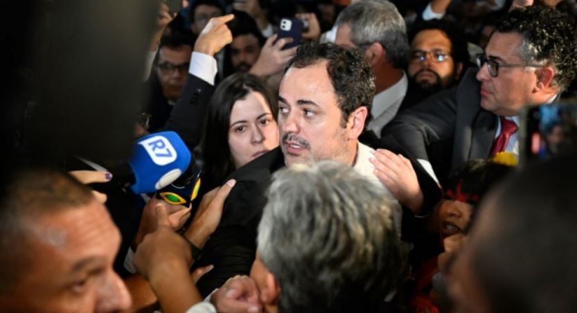 Com 318 votos, Câmara aplica suspensão a Glauber e descarta cassação